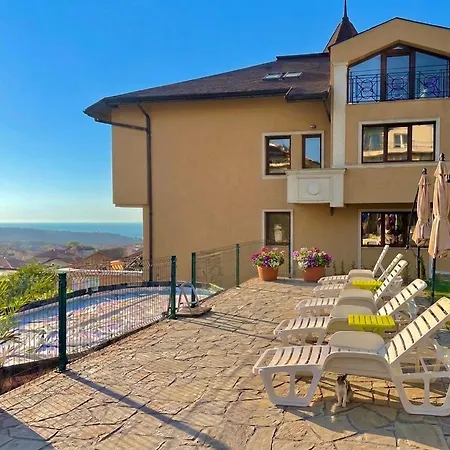 Large Luxury With Sea Views, Pool, Gym & Free Parking *