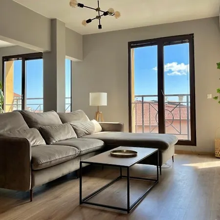 Large Luxury With Sea Views, Pool, Gym & Free Parking *