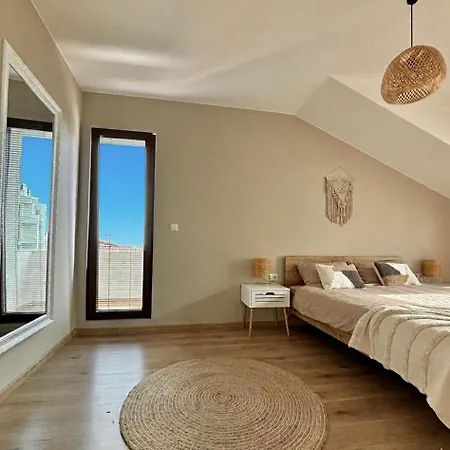 Апартамент Large Luxury With Sea Views, Pool, Gym & Free Parking *