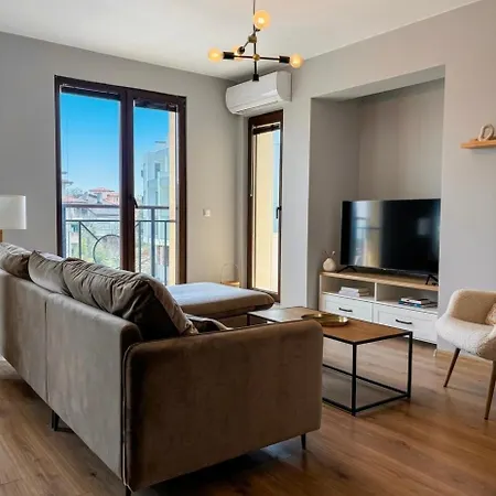 Large Luxury With Sea Views, Pool, Gym & Free Parking Варна