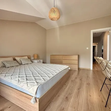 Large Luxury With Sea Views, Pool, Gym & Free Parking