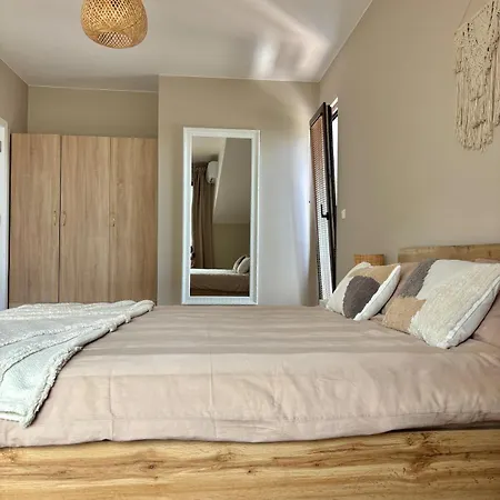 Апартамент Large Luxury With Sea Views, Pool, Gym & Free Parking