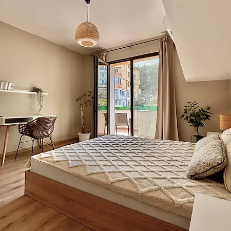 Large Luxury With Sea Views, Pool, Gym & Free Parking Апартамент