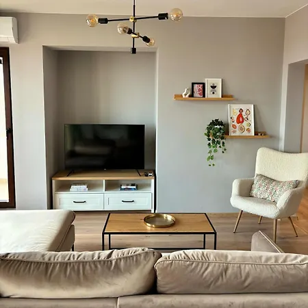 Апартамент Large Luxury With Sea Views, Pool, Gym & Free Parking *