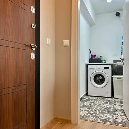 Large Luxury With Sea Views, Pool, Gym & Free Parking Апартамент *