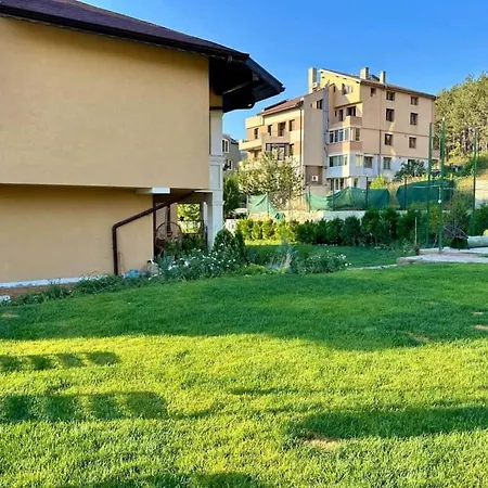 Апартамент Large Luxury With Sea Views, Pool, Gym & Free Parking