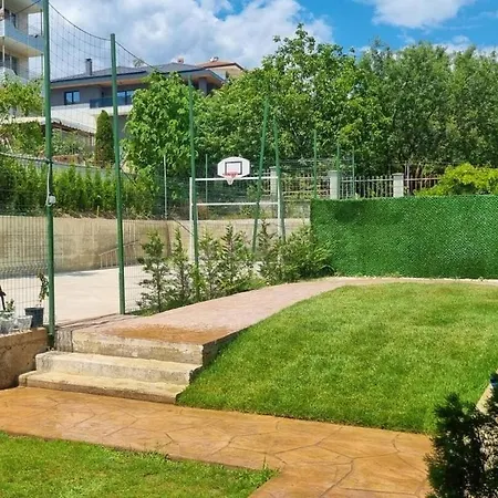 Апартамент Large Luxury With Sea Views, Pool, Gym & Free Parking *