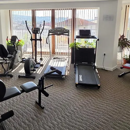 Large Luxury With Sea Views, Pool, Gym & Free Parking Апартамент *