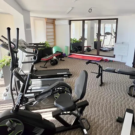 Large Luxury With Sea Views, Pool, Gym & Free Parking Варна