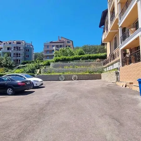 Large Luxury With Sea Views, Pool, Gym & Free Parking