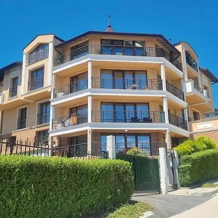 Large Luxury With Sea Views, Pool, Gym & Free Parking *