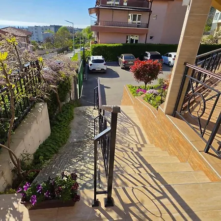 Large Luxury With Sea Views, Pool, Gym & Free Parking Апартамент Варна