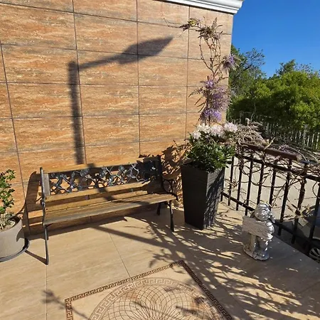 Large Luxury With Sea Views, Pool, Gym & Free Parking Варна