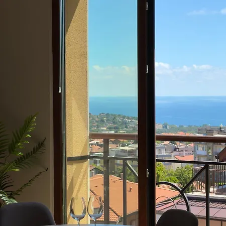 Apartament Large Luxury With Sea Views, Pool, Gym & Free Parking