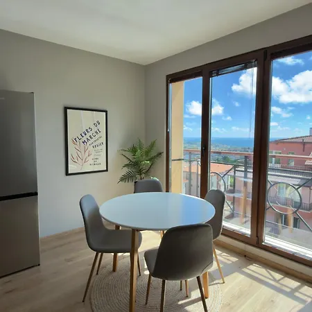 Large Luxury With Sea Views, Pool, Gym & Free Parking *