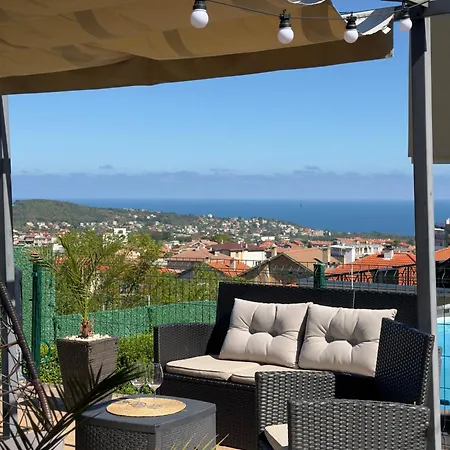 Large Luxury With Sea Views, Pool, Gym & Free Parking