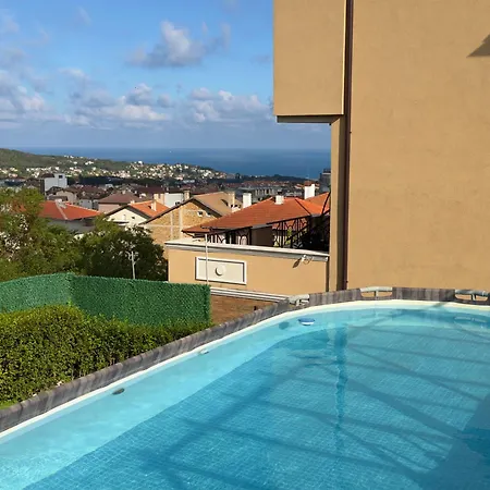 Large Luxury With Sea Views, Pool, Gym & Free Parking *