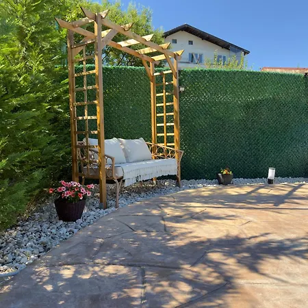 Large Luxury With Sea Views, Pool, Gym & Free Parking Lejlighed