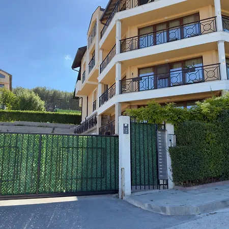 Apartament Large Luxury With Sea Views, Pool, Gym & Free Parking