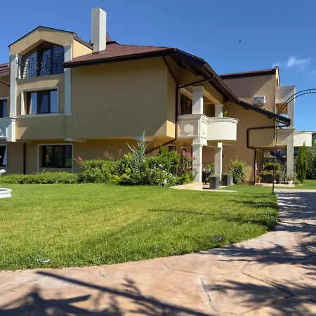 Large Luxury With Sea Views, Pool, Gym & Free Parking Varna